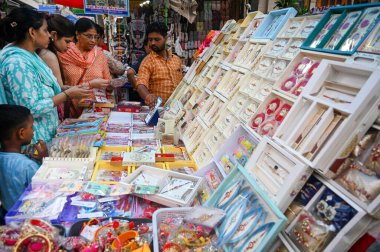 Kadınlar Rakhis 'i 18 Ağustos 2024' te Hindistan 'ın Noida şehrinde Raksha Bandhan' dan önce satın alır. Raksha Bandhan kardeşler arasındaki eşsiz bağın kutlaması. Rakhi 'yi kız kardeşlerle bağlamak, kardeşler arasındaki sevgiyi, sevgiyi ve karşılıklı güveni simgeler.