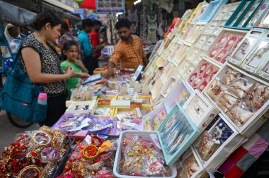 Kadınlar Rakhis 'i 18 Ağustos 2024' te Hindistan 'ın Noida şehrinde Raksha Bandhan' dan önce satın alır. Raksha Bandhan kardeşler arasındaki eşsiz bağın kutlaması. Rakhi 'yi kız kardeşlerle bağlamak, kardeşler arasındaki sevgiyi, sevgiyi ve karşılıklı güveni simgeler.