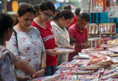 Kadınlar Rakhis 'i 18 Ağustos 2024' te Hindistan 'ın Noida şehrinde Raksha Bandhan' dan önce satın alır. Raksha Bandhan kardeşler arasındaki eşsiz bağın kutlaması. Rakhi 'yi kız kardeşlerle bağlamak, kardeşler arasındaki sevgiyi, sevgiyi ve karşılıklı güveni simgeler.