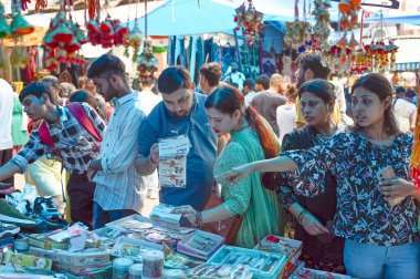Raksha-Bandhan 'lı Rakhi arifesi festivalini 18 Ağustos 2024' te Hindistan 'ın Yeni Delhi kentinde, Sarojini Nagar' daki bir dükkandan satın alan kadınlar. (Fotoğraf: Sanjeev Verma / Hindustan Times )
