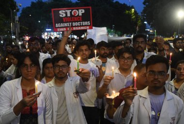 18 Ağustos 2024 'te Hindistan, Yeni Delhi' de bulunan Kolkatas RG Kar Hastanesi Trajedisi mağduru için adalet talebiyle Connaught Place 'de mum ışığında yürüyüş yapan doktorlar görülüyor. (Fotoğraf: Sonu Mehta / Hindustan Times )