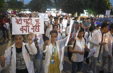 18 Ağustos 2024 'te Hindistan, Yeni Delhi' de bulunan Kolkatas RG Kar Hastanesi Trajedisi mağduru için adalet talebiyle Connaught Place 'de mum ışığında yürüyüş yapan doktorlar görülüyor. (Fotoğraf: Sonu Mehta / Hindustan Times )