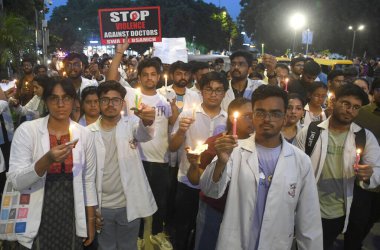 18 Ağustos 2024 'te Hindistan, Yeni Delhi' de bulunan Kolkatas RG Kar Hastanesi Trajedisi mağduru için adalet talebiyle Connaught Place 'de mum ışığında yürüyüş yapan doktorlar görülüyor. (Fotoğraf: Sonu Mehta / Hindustan Times )