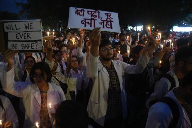 18 Ağustos 2024 'te Hindistan, Yeni Delhi' de bulunan Kolkatas RG Kar Hastanesi Trajedisi mağduru için adalet talebiyle Connaught Place 'de mum ışığında yürüyüş yapan doktorlar görülüyor. (Fotoğraf: Sonu Mehta / Hindustan Times )