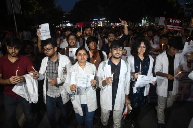 18 Ağustos 2024 'te Hindistan, Yeni Delhi' de bulunan Kolkatas RG Kar Hastanesi Trajedisi mağduru için adalet talebiyle Connaught Place 'de mum ışığında yürüyüş yapan doktorlar görülüyor. (Fotoğraf: Sonu Mehta / Hindustan Times )