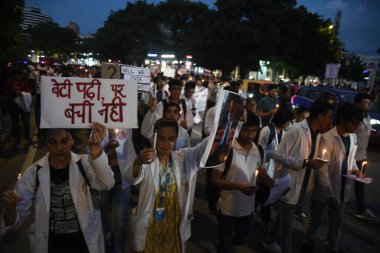 18 Ağustos 2024 'te Hindistan, Yeni Delhi' de bulunan Kolkatas RG Kar Hastanesi Trajedisi mağduru için adalet talebiyle Connaught Place 'de mum ışığında yürüyüş yapan doktorlar görülüyor. (Fotoğraf: Sonu Mehta / Hindustan Times )