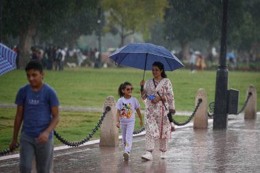 İnsanlar 18 Ağustos 2024 'te Yeni Delhi, Hindistan' da Kartavya Yolu 'nda ani yağış sırasında görüldü. Fotoğraf: Sanchit Khanna / Hindustan Times