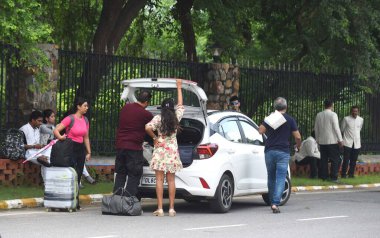 Yönetim, 17 Ağustos 2024 'te Gurugram, Hindistan' da Delhi-Gurugram sınırındaki bilinmeyen bir kişi tarafından Ambience Alışveriş Merkezi 'ne yerleştirilen bir bomba hakkında e-posta yoluyla bilgi aldıktan sonra alışveriş merkezinden gelen çalışanlar ve ziyaretçiler. İki alışveriş merkezi