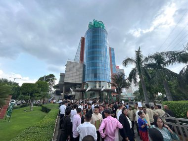 Yönetim, 17 Ağustos 2024 'te Gurugram, Hindistan' da Delhi-Gurugram sınırındaki bilinmeyen bir kişi tarafından Ambience Alışveriş Merkezi 'ne yerleştirilen bir bomba hakkında e-posta yoluyla bilgi aldıktan sonra alışveriş merkezinden gelen çalışanlar ve ziyaretçiler. İki alışveriş merkezi