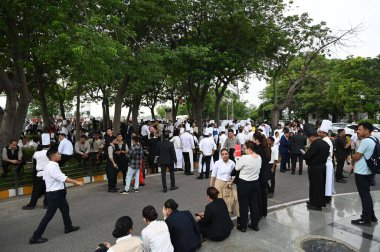 Yönetim, 17 Ağustos 2024 'te Gurugram, Hindistan' da Delhi-Gurugram sınırındaki bilinmeyen bir kişi tarafından Ambience Alışveriş Merkezi 'ne yerleştirilen bir bomba hakkında e-posta yoluyla bilgi aldıktan sonra alışveriş merkezinden gelen çalışanlar ve ziyaretçiler..