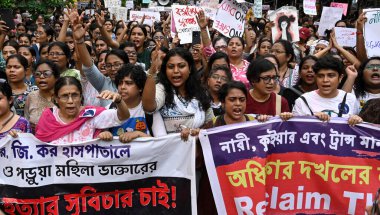 LGBTQ + cemaati üyeleri ve aktivistler, 17 Ağustos 2024 'te Kolkata, Hindistan' da RG Kar Tıp Fakültesi & Hastanesi stajyer doktoruna tecavüz ve cinayet suçlamasıyla College caddesinden Shyambazar 'a kadar bir protesto mitingi düzenledi. Fotoğraf: Samir Jana / Hindustan Ti