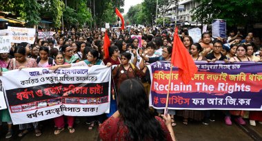 LGBTQ + cemaati üyeleri ve aktivistler, 17 Ağustos 2024 'te Kolkata, Hindistan' da RG Kar Tıp Fakültesi & Hastanesi stajyer doktoruna tecavüz ve cinayet suçlamasıyla College caddesinden Shyambazar 'a kadar bir protesto mitingi düzenledi. Fotoğraf: Samir Jana / Hindustan Ti