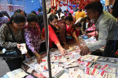 Kadınlar Raksha Bandhan festivali öncesinde 17 Ağustos 2024 'te Hindistan' ın Yeni Delhi kentinde, Lal çeyrek pazarı Krishna Nagar 'da Rakhi satın alırlar. (Fotoğraf: Sonu Mehta / Hindustan Times