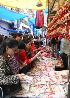 Kadınlar Raksha Bandhan festivali öncesinde 17 Ağustos 2024 'te Hindistan' ın Yeni Delhi kentinde, Lal çeyrek pazarı Krishna Nagar 'da Rakhi satın alırlar. (Fotoğraf: Sonu Mehta / Hindustan Times