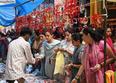 Kadınlar Raksha Bandhan festivali öncesinde 17 Ağustos 2024 'te Hindistan' ın Yeni Delhi kentinde, Lal çeyrek pazarı Krishna Nagar 'da Rakhi satın alırlar. (Fotoğraf: Sonu Mehta / Hindustan Times