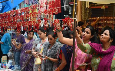 Kadınlar Raksha Bandhan festivali öncesinde 17 Ağustos 2024 'te Hindistan' ın Yeni Delhi kentinde, Lal çeyrek pazarı Krishna Nagar 'da Rakhi satın alırlar. (Fotoğraf: Sonu Mehta / Hindustan Times