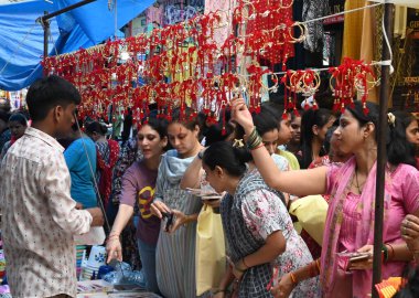 Kadınlar Raksha Bandhan festivali öncesinde 17 Ağustos 2024 'te Hindistan' ın Yeni Delhi kentinde, Lal çeyrek pazarı Krishna Nagar 'da Rakhi satın alırlar. (Fotoğraf: Sonu Mehta / Hindustan Times
