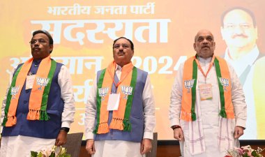 BJP Ulusal Ofis Taşıyıcıları ve Devlet Başkanları Toplantısı sırasında 17 Ağustos 'ta BJP Genel Merkezi' nde İçişleri Bakanı Amit Şah ve BJP Ulusal Başkanı JP Nadda ve parti Genel Sekreterleri Vinod Tawde ve B L Santhosh