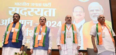 BJP Ulusal Ofis Taşıyıcıları ve Devlet Başkanları Toplantısı sırasında 17 Ağustos 'ta BJP Genel Merkezi' nde İçişleri Bakanı Amit Şah ve BJP Ulusal Başkanı JP Nadda ve parti Genel Sekreterleri Vinod Tawde ve B L Santhosh