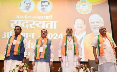 BJP Ulusal Ofis Taşıyıcıları ve Devlet Başkanları Toplantısı sırasında 17 Ağustos 'ta BJP Genel Merkezi' nde İçişleri Bakanı Amit Şah ve BJP Ulusal Başkanı JP Nadda ve parti Genel Sekreterleri Vinod Tawde ve B L Santhosh
