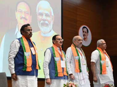BJP Ulusal Ofis Taşıyıcıları ve Devlet Başkanları Toplantısı sırasında 17 Ağustos 'ta BJP Genel Merkezi' nde İçişleri Bakanı Amit Şah ve BJP Ulusal Başkanı JP Nadda ve parti Genel Sekreterleri Vinod Tawde ve B L Santhosh