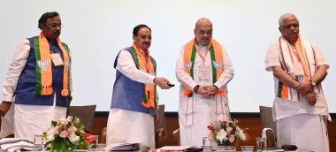 Sendika İçişleri Bakanı Amit Şah ve BJP Ulusal Başkanı JP Nadda ve parti Genel Sekreterleri Vinod Tawde ve B L Santhosh, BJP Ulusal Ofis Taşıyıcıları ve Devlet Başkanları Toplantısı sırasında Üyeleri Progamme 'yi öğle yemeğine çıkardılar.