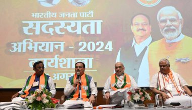 Sendika İçişleri Bakanı Amit Şah ve BJP Ulusal Başkanı JP Nadda ve parti Genel Sekreterleri Vinod Tawde ve B L Santhosh, BJP Ulusal Ofis Taşıyıcıları ve Devlet Başkanları Toplantısına Ağustos ayında BJP Genel Merkezi 'nde demeç verdiler.
