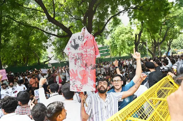 stock image Doctors stage a protest in front of Nirman Bhawan against the brutal rape and murder of a postgraduate trainee doctor at Kolkatas RG Kar Hospital, on August 19, 2024 in New Delhi, India. (Photo by Vipin Kumar/Hindustan Times