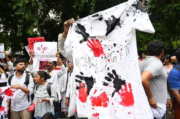 stock image Doctors stage a protest in front of Nirman Bhawan against the brutal rape and murder of a postgraduate trainee doctor at Kolkatas RG Kar Hospital, on August 19, 2024 in New Delhi, India. (Photo by Vipin Kumar/Hindustan Times