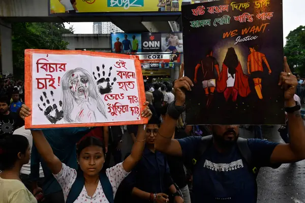 stock image Football fans of two main club Mohun Bagan SG, East Bengal FC stage protest near Salt lake Stadium over alleged rape and murder of a trainee doctor at RG Kar Medical College & Hospital on August 18, 2024 in Kolkata, India. (Photo by Samir Jana/Hindus