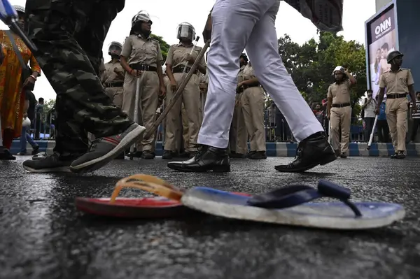 stock image Police lathi charge on football fans of two main club Mohun Bagan SG, East Bengal FC as they stage protest near Salt lake Stadium over alleged rape and murder of a trainee doctor at RG Kar Medical College & Hospital on August 18, 2024 in Kolkata, Ind