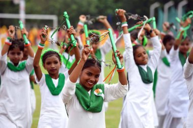 15 Ağustos 2024 'te Hindistan' ın Gurugram kentinde, Rajiv Chowk yakınlarındaki Tau Devi Lal Stadyumu 'nda düzenlenen 78. Bağımsızlık Günü kutlamaları sırasında Dambıl ayini yapan öğrenciler görülüyor. Bu yılın Bağımsızlık Günü teması ViksitBharat @ 2047. 15 Ağustos