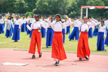 Öğrenciler 15 Ağustos 2024 'te Hindistan' ın Gurugram kentinde, Rajiv chowk yakınlarındaki Tau Devi Lal Stadyumu 'nda düzenlenen 78. Bağımsızlık Günü kutlamaları sırasında kültürel dans gösterisi yapıyorlar..