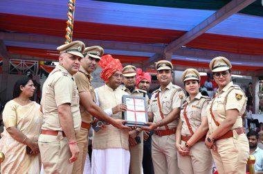 PWD ve Kamu Sağlığı ve Mühendislik Bakanı Dr. Banwari Lal, 15 Ağustos 2024 'te Rajiv Chowk yakınlarındaki Tau Devi Lal Stadyumu' nda düzenlenen 78. Bağımsızlık Günü kutlamalarında trafik polisine ödül verdi.