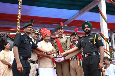 PWD ve Kamu Sağlığı ve Mühendislik Bakanı Dr. Banwari Lal, 15 Ağustos 2024 'te Rajiv Chowk yakınlarındaki Tau Devi Lal Stadyumu' nda düzenlenen 78. Bağımsızlık Günü kutlamalarında trafik polisine ödül verdi.