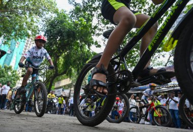 Çocuklar 15 Ağustos 'ta 44 yıl süren Prabhadevi' deki ikonik Custom Point bisiklet yarışına katıldılar. Mumbai 'deki değirmen işçileri tarafından Bağımsızlık Günü' nü kutlamak için 15 Ağustos 2024 'te Hindistan' ın başkenti Mumbai 'de kuruldu..