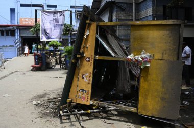 15 Ağustos 2024 'te Hindistan' ın Kolkata kentinde, RG Kar Tıp Fakültesi ve Hastanesi 'nde kimliği belirlenemeyen canilerin vandalizmi, gece yarısından kısa bir süre sonra stajyer bir doktorun tecavüz ve cinayetine karşı düzenlenen protestoyu protesto etti. Çete minibüsünden saatler sonra