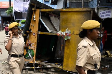 15 Ağustos 2024 'te Hindistan' ın Kolkata kentinde, RG Kar Tıp Fakültesi ve Hastanesi 'nde kimliği belirlenemeyen canilerin vandalizmi, gece yarısından kısa bir süre sonra stajyer bir doktorun tecavüz ve cinayetine karşı düzenlenen protestoyu protesto etti. Çete minibüsünden saatler sonra