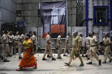 15 Ağustos 2024 'te Hindistan' ın Kolkata kentinde, RG Kar Tıp Fakültesi & Hastanesi 'nde bir stajyer doktorun tecavüzü ve öldürülmesini protesto eden doktorlar arasında, acil serviste kimliği belirlenemeyen canilerin vandalizminin ardından polis personeli nöbet tutuyor. Saatler sonra