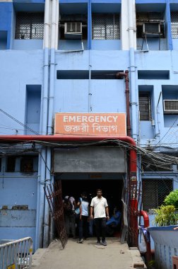 15 Ağustos 2024 'te Hindistan' ın Kolkata kentinde, RG Kar Tıp Fakültesi ve Hastanesi 'nde kimliği belirlenemeyen canilerin vandalizmi, gece yarısından kısa bir süre sonra stajyer bir doktorun tecavüz ve cinayetine karşı düzenlenen protestoyu protesto etti. Çete minibüsünden saatler sonra