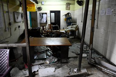 Gece yarısından kısa bir süre sonra RG Kar Tıp Fakültesi ve Hastanesi 'nde kimliği belirlenemeyen canilerin vandalizmi, 15 Ağustos 2024' te Hindistan 'ın Kolkata kentinde bir stajyer doktorun tecavüz ve cinayetine karşı düzenlenen protestoyu geri aldı..