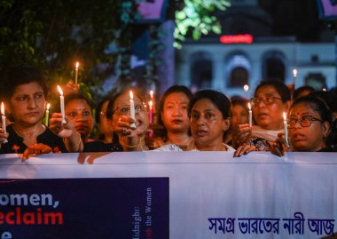 Noida Bengali Kültür Derneği (NBCA) üyeleri, 15 Ağustos 2024 'te Kolkatas RG Kar Tıp Fakültesi' nde stajyer doktorlara cinsel saldırı ve cinayet iddiasıyla 26. Noida Kali Bari Sektörü 'nde mum ışığında protesto düzenlediler.