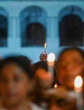 Noida Bengali Kültür Derneği (NBCA) üyeleri, 15 Ağustos 2024 'te Kolkatas RG Kar Tıp Fakültesi' nde stajyer doktorlara cinsel saldırı ve cinayet iddiasıyla 26. Noida Kali Bari Sektörü 'nde mum ışığında protesto düzenlediler.