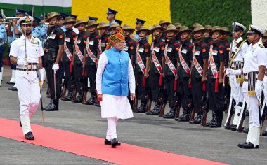 Başbakan Narendra Modi, Kızıl Kale 'deki 78. Bağımsızlık Günü' nde, 15 Ağustos 2024 'te Yeni Delhi, Hindistan' da bir Onur Muhafızını denetliyor.. 