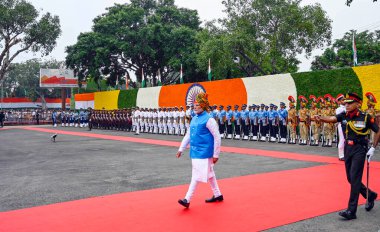 Başbakan Narendra Modi, Kızıl Kale 'deki 78. Bağımsızlık Günü' nde, 15 Ağustos 2024 'te Yeni Delhi, Hindistan' da bir Onur Muhafızını denetliyor.. 