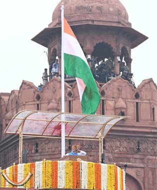Başbakan Narendra Modi, Kızıl Kale 'deki 78. Bağımsızlık Günü' nde, 15 Ağustos 2024 'te Yeni Delhi, Hindistan' da bir Onur Muhafızını denetliyor.. 