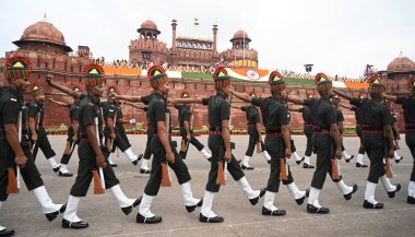 15 Ağustos 2024 'te Hindistan' ın başkenti Yeni Delhi 'de, Kızıl Kale' de düzenlenen 78. Bağımsızlık Günü kutlamaları vesilesiyle Savunma personeli. Bu yılın Bağımsızlık Günü teması