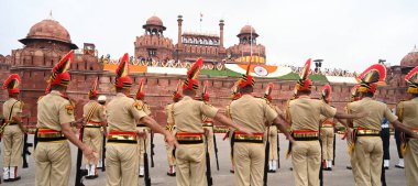 15 Ağustos 2024 'te Hindistan' ın başkenti Yeni Delhi 'de, Kızıl Kale' de düzenlenen 78. Bağımsızlık Günü kutlamaları vesilesiyle Savunma personeli. Bu yılın Bağımsızlık Günü teması