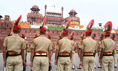 15 Ağustos 2024 'te Hindistan' ın başkenti Yeni Delhi 'de, Kızıl Kale' de düzenlenen 78. Bağımsızlık Günü kutlamaları vesilesiyle Savunma personeli. Bu yılın Bağımsızlık Günü teması