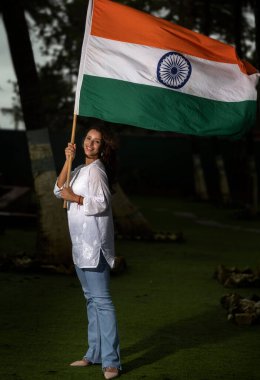 Bollywood oyuncusu Tripti Dimri, 7 Ağustos 2024 'te Mumbai Juhu Plajı' nda Bağımsızlık Günü 'nde Hint bayrağıyla poz verdi.. 